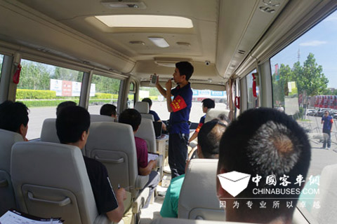 在宇通T7的封閉車廂內進行甲醛含量測試，國家標準上限為0.1mg每立方米。