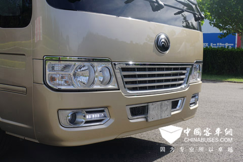 車頭鍍鉻進氣格柵、LED日間行車燈