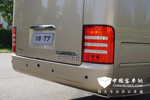 宇通T7的大面積方形尾燈
