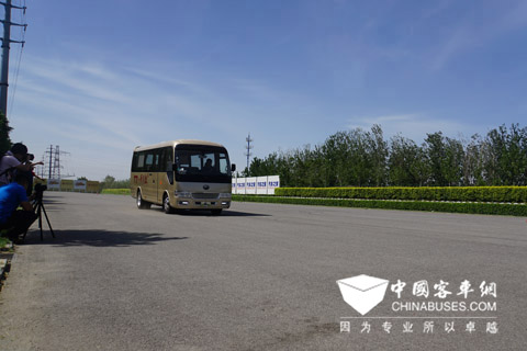 60公里時速緊急制動測試。宇通T7配備的前后盤式制動器，為行車急剎提供更高摩擦力矩承受力，增加各種工況下的駕乘穩(wěn)定性。