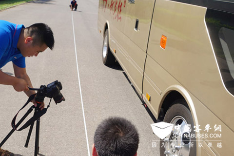 60公里時速緊急制動測試，工作人員制動距離測量。