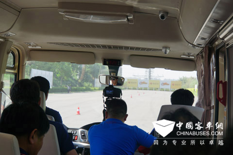 0-80公里加速測試，記者視角。精裝V8汽油發(fā)動機，運轉平順，乘客完美體驗動中有靜。