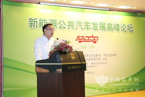 濰柴動力新能源動力系統(tǒng)工程部部長王宏宇向業(yè)界人士及媒體介紹了濰柴WEpowertrain系統(tǒng)。