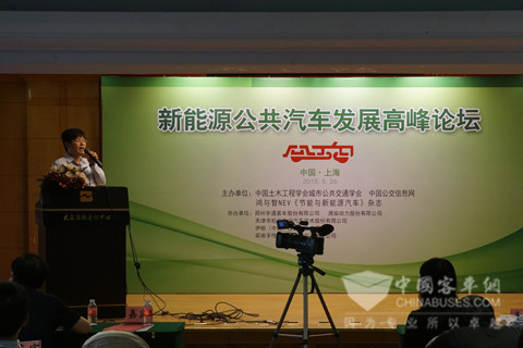 天津松正電動汽車技術(shù)股份有限公司高級副總裁、首席技術(shù)官寧國寶博士指出，2010年9月，新能源汽車被列為國家七大戰(zhàn)略性新興產(chǎn)業(yè)之一。寧博士認為國內(nèi)新能源客車在未來十年將采用規(guī)模化運行體系，整體發(fā)展格局將向低碳化、網(wǎng)路化、智能化方向邁進。