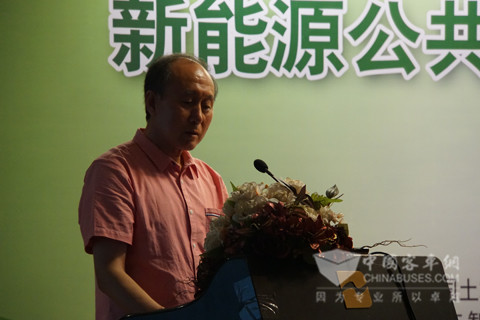 《人民公交》雜志總編顧建國結(jié)合國外相關(guān)實例對串聯(lián)混合動力及其插電增程式、并聯(lián)混合動力及其插電式的特點做了分析，并對我國新能源公交車未來的發(fā)展方向進行展望。