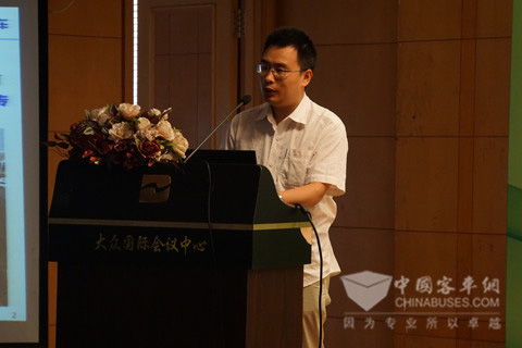 鄭州宇通客車股份有限公司技術(shù)研究院副主任、高級工程師李飛強博士簡要地對宇通插電混合動力客車節(jié)能技術(shù)方面做了介紹。包括五大關(guān)鍵研發(fā)技術(shù)：雙電機同軸混聯(lián)式插電式混合動力系統(tǒng)、宇通整車控制技術(shù)、電機驅(qū)動技術(shù)、車載能源技術(shù)、整車節(jié)能技術(shù)。