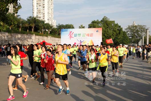 金旅為青運(yùn)會加油 聚跑步愛好者閩江畔開跑