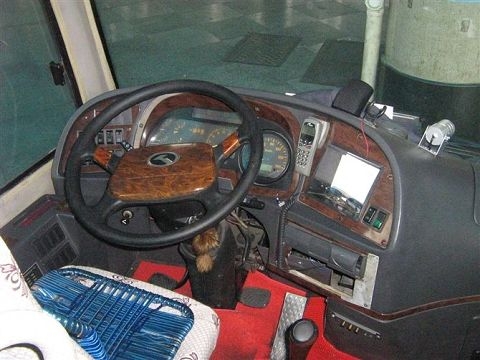 出售二手04年金龍客車(chē)6883