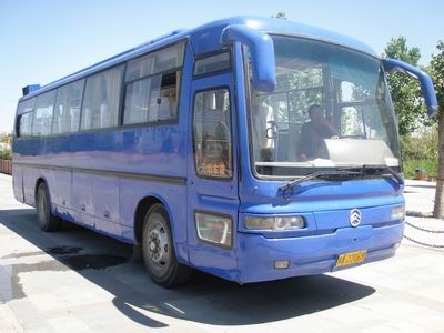 出售2003年47座客車一部