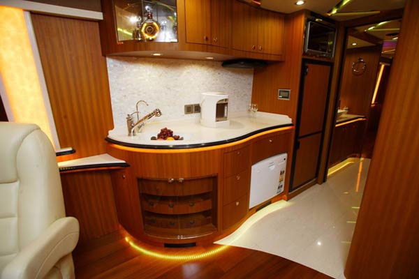 申龍SLK5180XLJ房車(chē)（柴油國(guó)四2-9座）