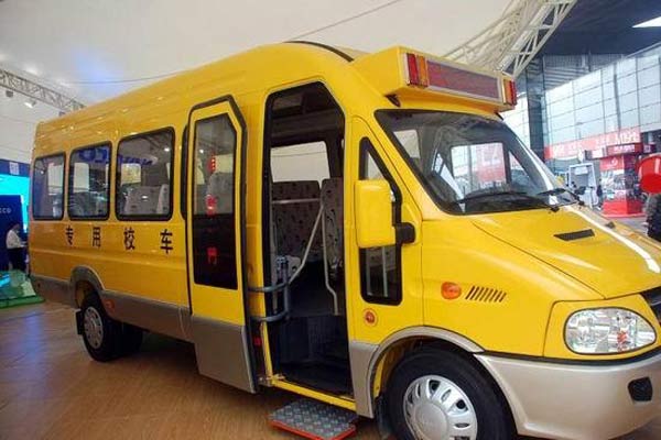 南京依維柯寶迪A42小學(xué)生專(zhuān)用校車(chē)（柴油22座）