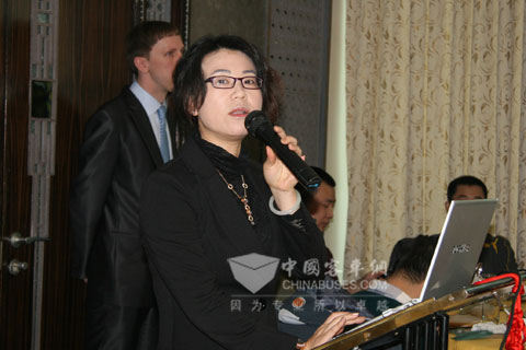 上海萬(wàn)耀企龍展覽有限公司副總經(jīng)理胡宇紅發(fā)言