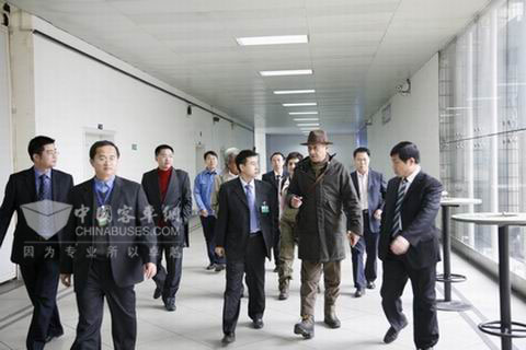 李天生（左一）陪同拿督斯里納茲里（左二）參觀玉柴生產(chǎn)線