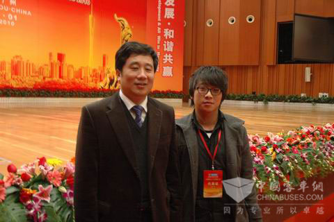 玉柴機器集團有限公司董事局主席、玉柴機器股份有限公司董事長晏平與客車網記者合影