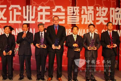 康博立博士（中間）代表FPT菲亞特動力科技出席并領(lǐng)獎