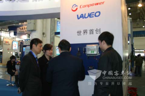 公交公司領(lǐng)導(dǎo)參觀華越展臺(tái)