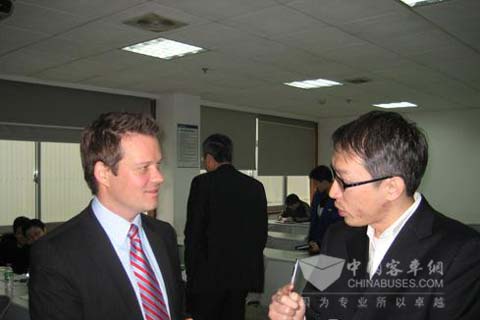 德國(guó)DEUTZ公司首席代表與中聯(lián)技術(shù)人員在交流