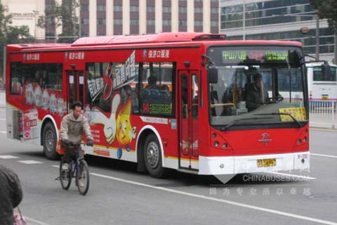 行駛在路上的廣州公交車