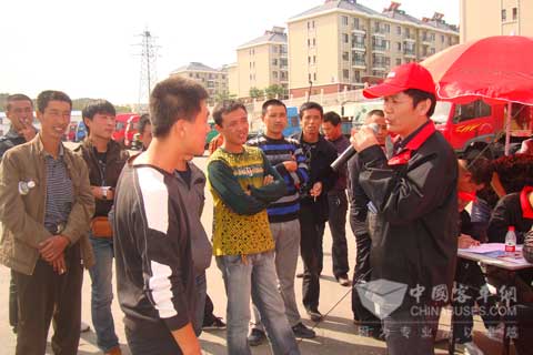 當(dāng)?shù)卮砩虨樗緳C(jī)解答卡車保養(yǎng)的相關(guān)問題