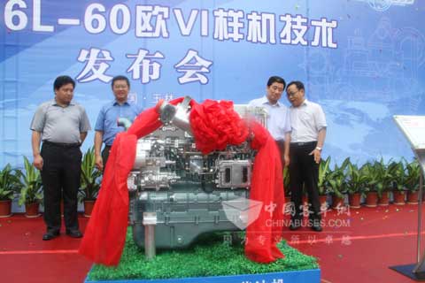 中國首個(gè)歐VI排放發(fā)動(dòng)機(jī)在玉柴研制成功（左三為玉柴董事局主席晏平）
