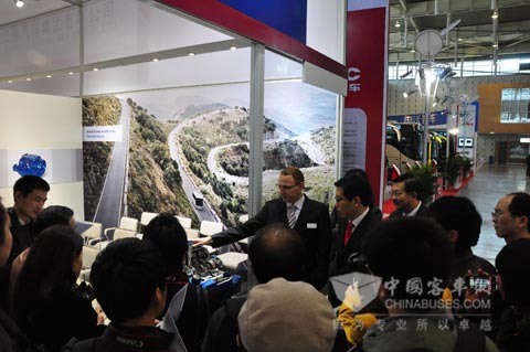 福伊特驅(qū)動(dòng)公路產(chǎn)品亮相南京客車(chē)展與媒體進(jìn)行交流