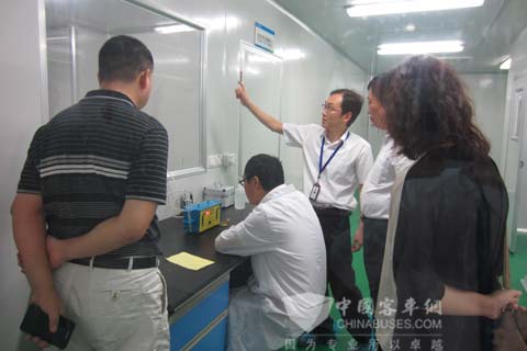 美時(shí)美克工程師向裴志浩秘書長(zhǎng)一行介紹情況