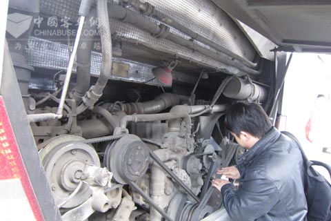 玉柴工程師仔細(xì)檢查發(fā)動(dòng)機(jī)