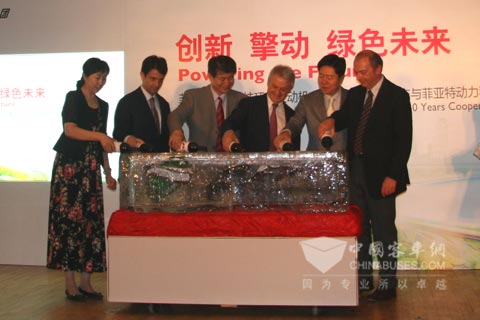 出席活動的領(lǐng)導(dǎo)共慶 首都綠色交通