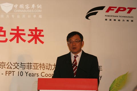 菲亞特動力科技中國區(qū)總經(jīng)理余寧主持活動