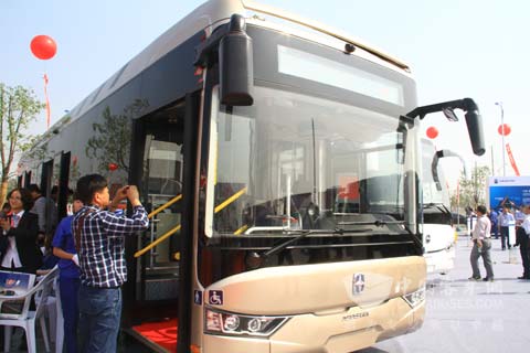 與會(huì)嘉賓參觀亞星客車