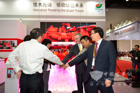 嘉賓為康明斯L8.9G天然氣發(fā)動機(jī)揭幕