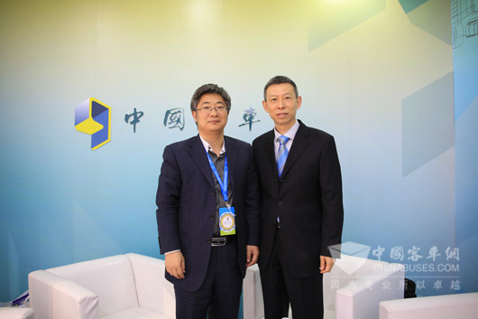 康明斯公司副總裁，東風(fēng)康明斯發(fā)動(dòng)機(jī)公司總經(jīng)理王寧（右）與中國(guó)卡車網(wǎng)總編輯吳永強(qiáng)合影