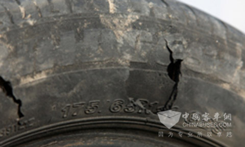 　輪胎側(cè)壁裂紋