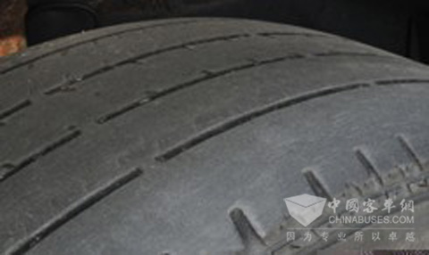 輪胎上的凸起和起泡